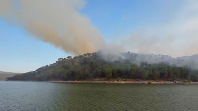 Aumentan los desalojos y confinamientos mientras el fuego reduce su avance