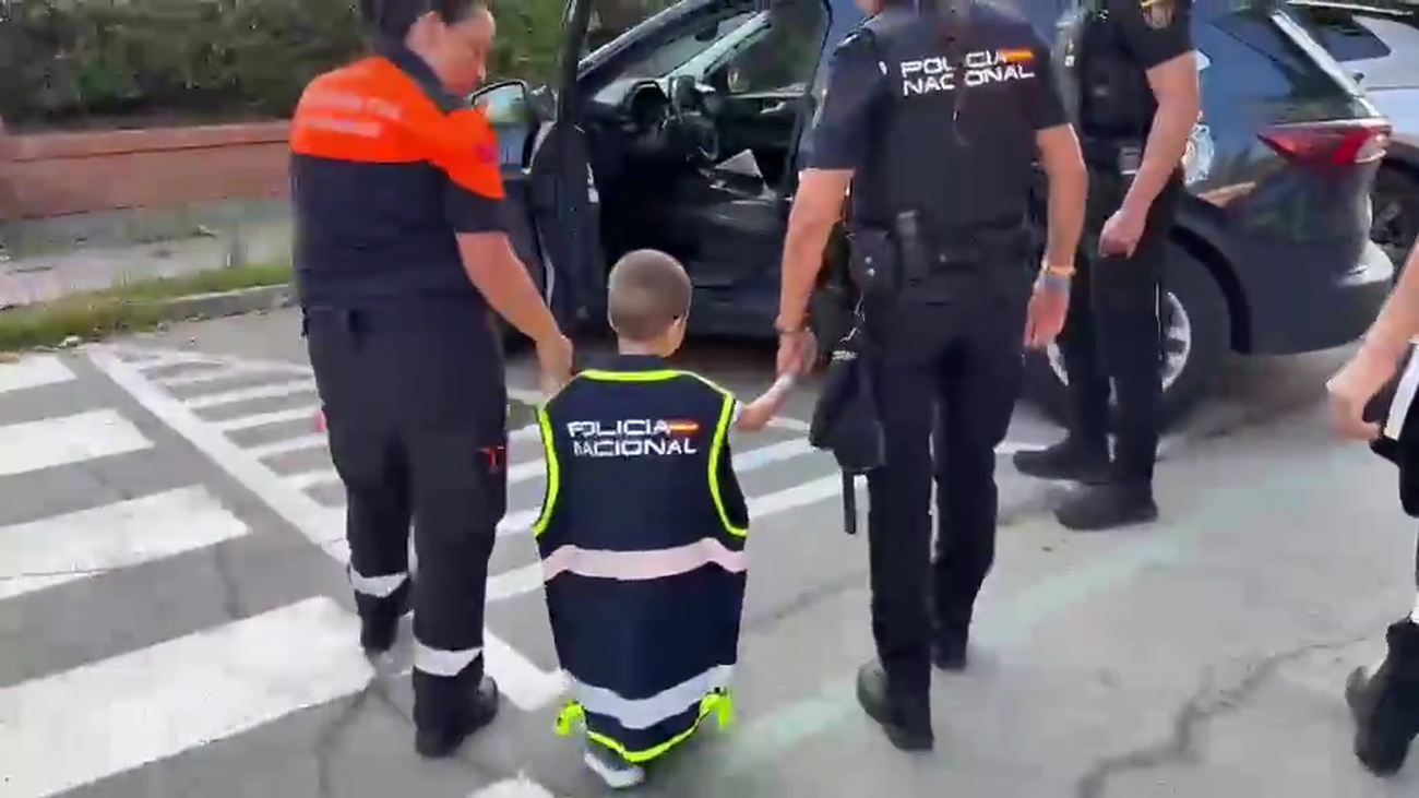 Bilal, un niño ciego de 4 años, emociona a la Policía Nacional tras ser realojado por el incendio de la Sierra Oeste de Madrid