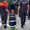 Bilal, un niño ciego de 4 años, emociona a la Policía Nacional tras ser realojado por el incendio de la Sierra Oeste de Madrid