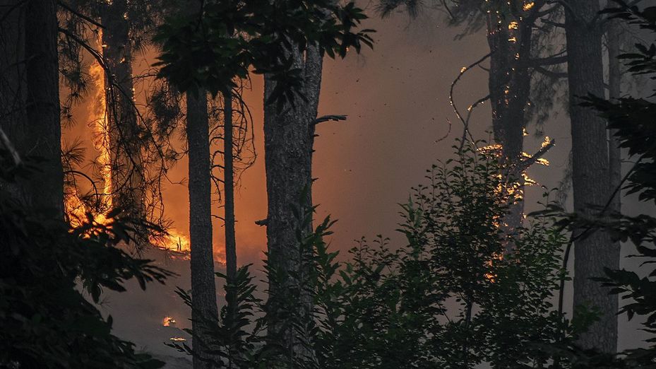 Los equipos de extinción trabajan contrarreloj para evitar que el fuego llegue a Mijares y Casillas (Ávila) antes de que regrese el viento