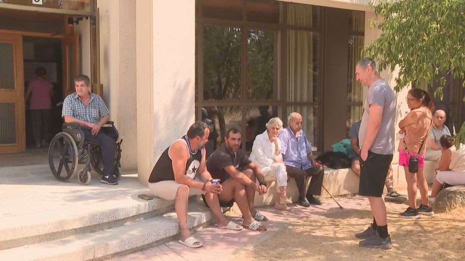 La Escuela de Policía Nacional de Ávila se convierte en refugio para cientos de evacuados por el incendio