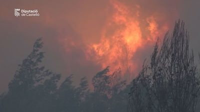 El incendio de Vall d'Uixò  (Castellón) afecta a 7.500 hectáreas y sigue activo