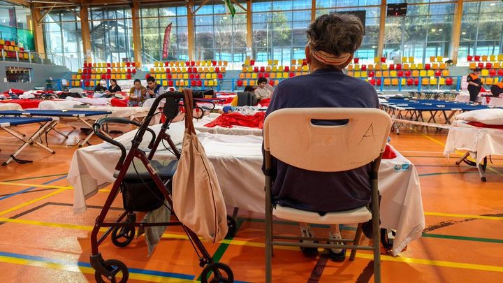 Pabellón de Alcalá en el que se han acogido a más de 160 personas evacuadas por los incendios