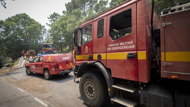 Personal de la UME trabaja en las tareas de extinción del incendio forestal en Casillas, Ávila