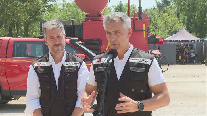 El consejero de Medio Ambiente, Carlos Novillo, en el puesto de mando avanzado por el incendio en la sierra oeste