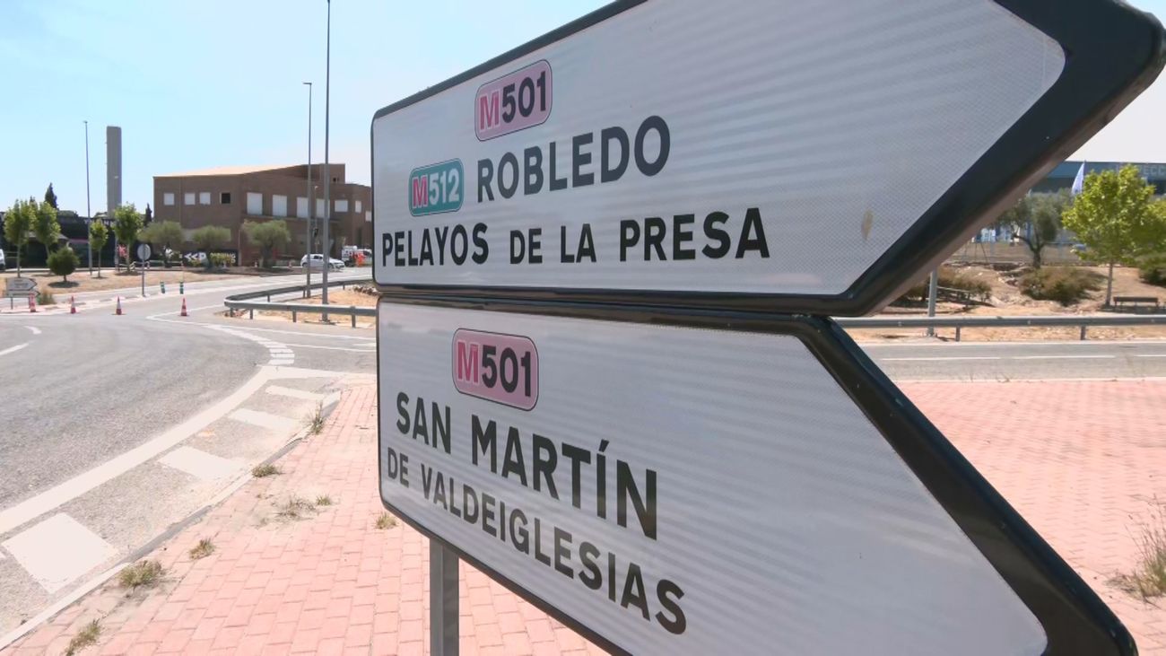 Carretera cortada por el incendio en la sierra oeste