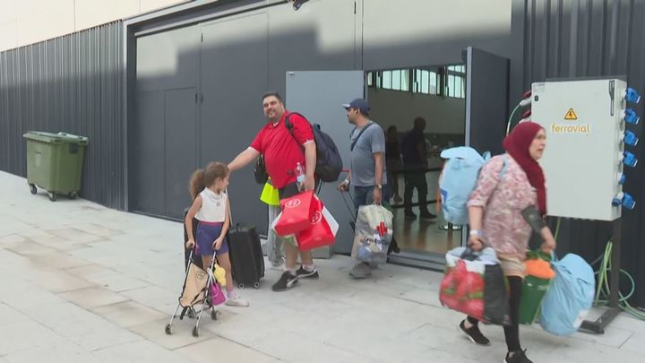 Vecinos que vuelven a sus casas