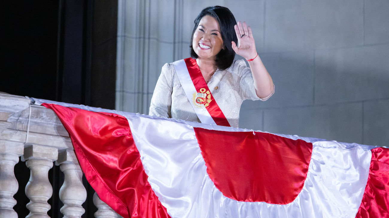 La presidenta de Perú, Keiko Fujimori, saluda desde el balcón del Palacio Presidencial de Perú, en Lima