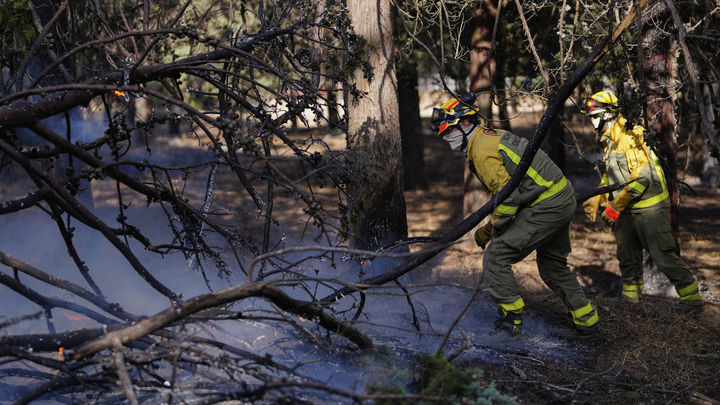 Bomberos trabajan en la zona afectada por el incendio del oeste de la Comunidad de Madrid en la localidad de Pelayos de la Presa / EFE