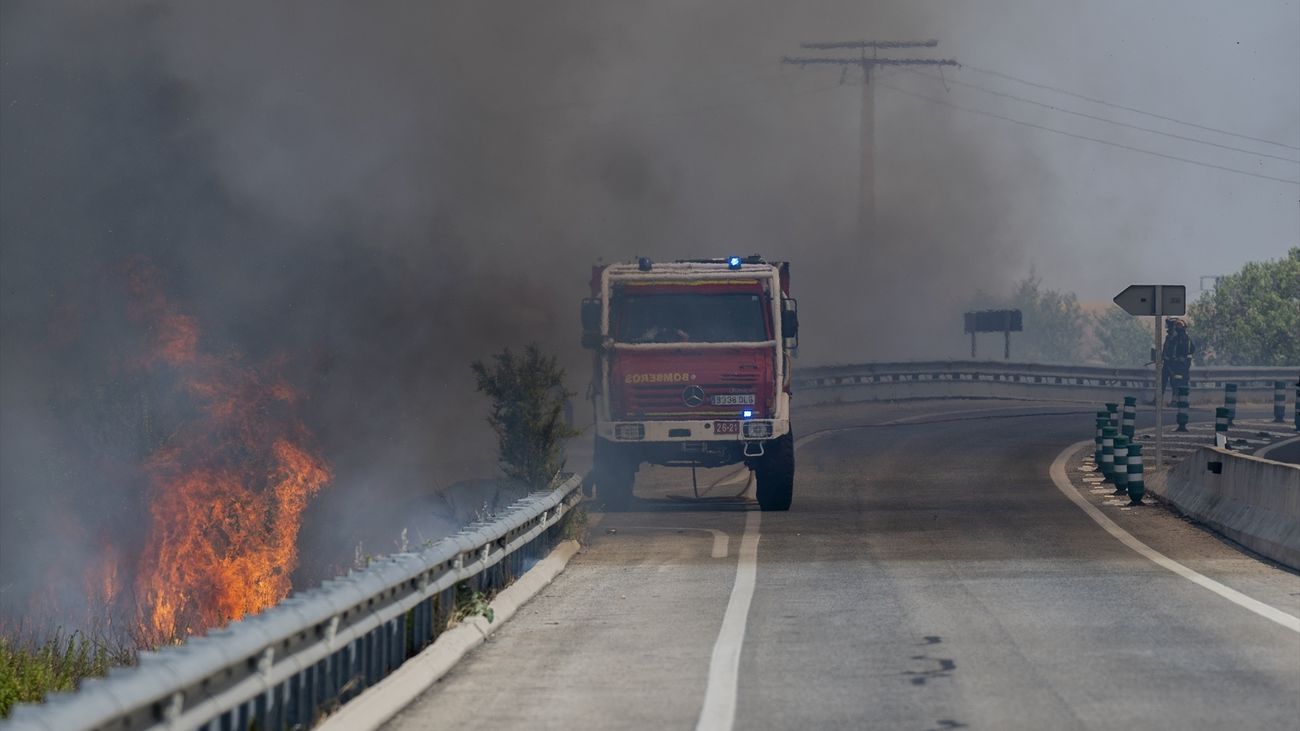 Un camión de bomberos durante las labores de extinción de un incendio forestal
