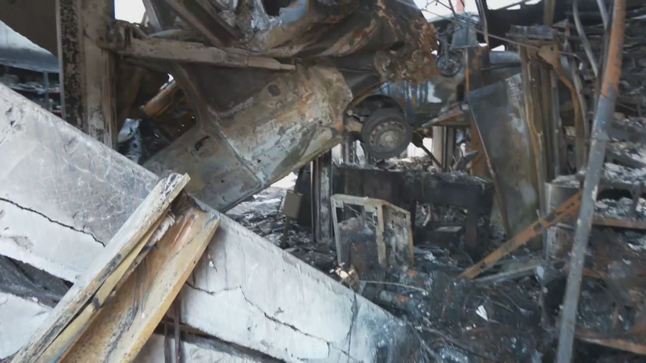 Una nave arrasada por el incendio en la Sierra Oeste