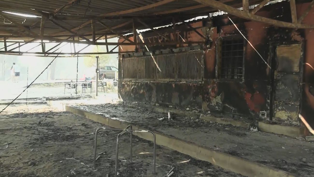 Negocios del pantano de San Juan, reducidos a cenizas: “No se puede reparar, hay que tirarlo abajo"