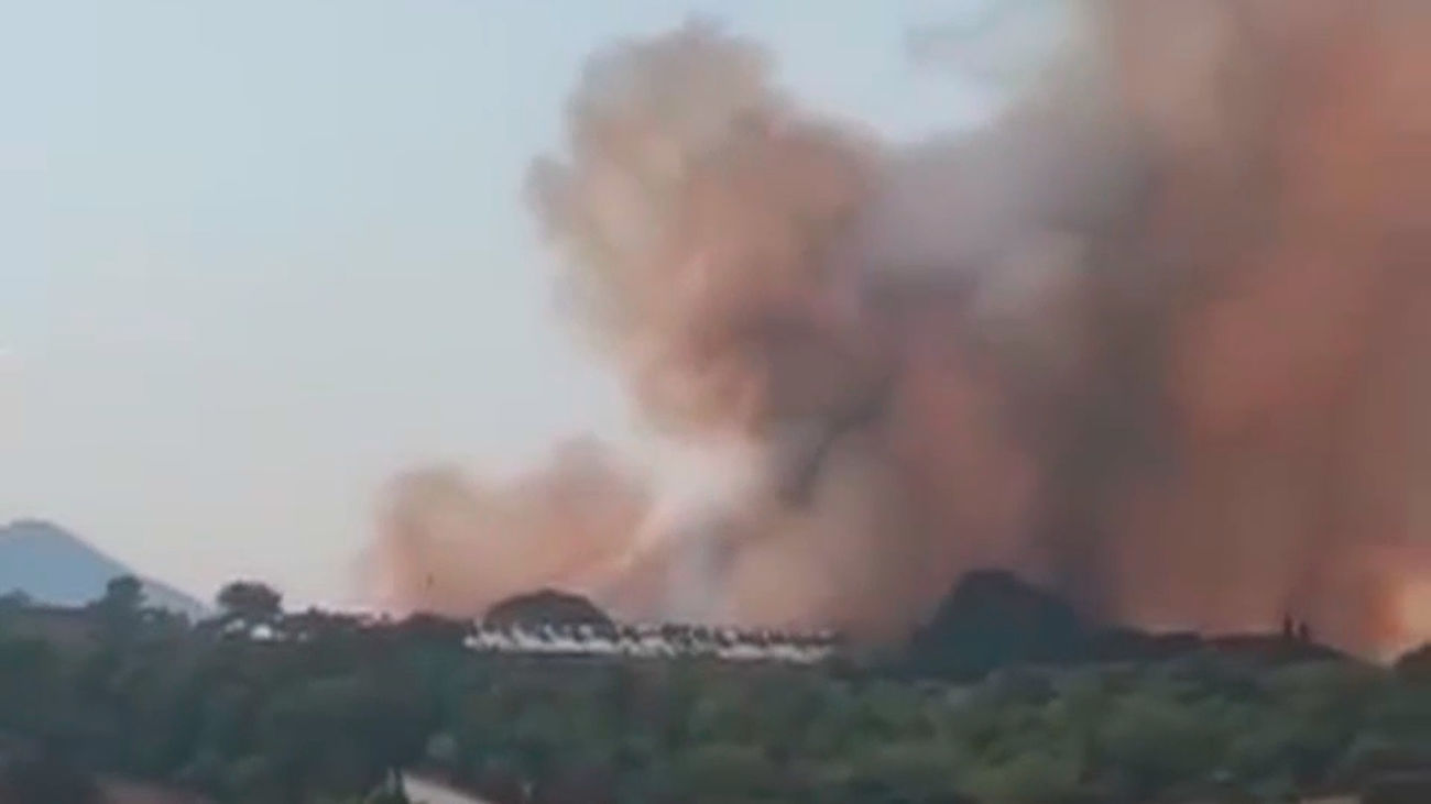 Un incendio en Villalbilla obliga a movilizar helicópteros e hidroaviones