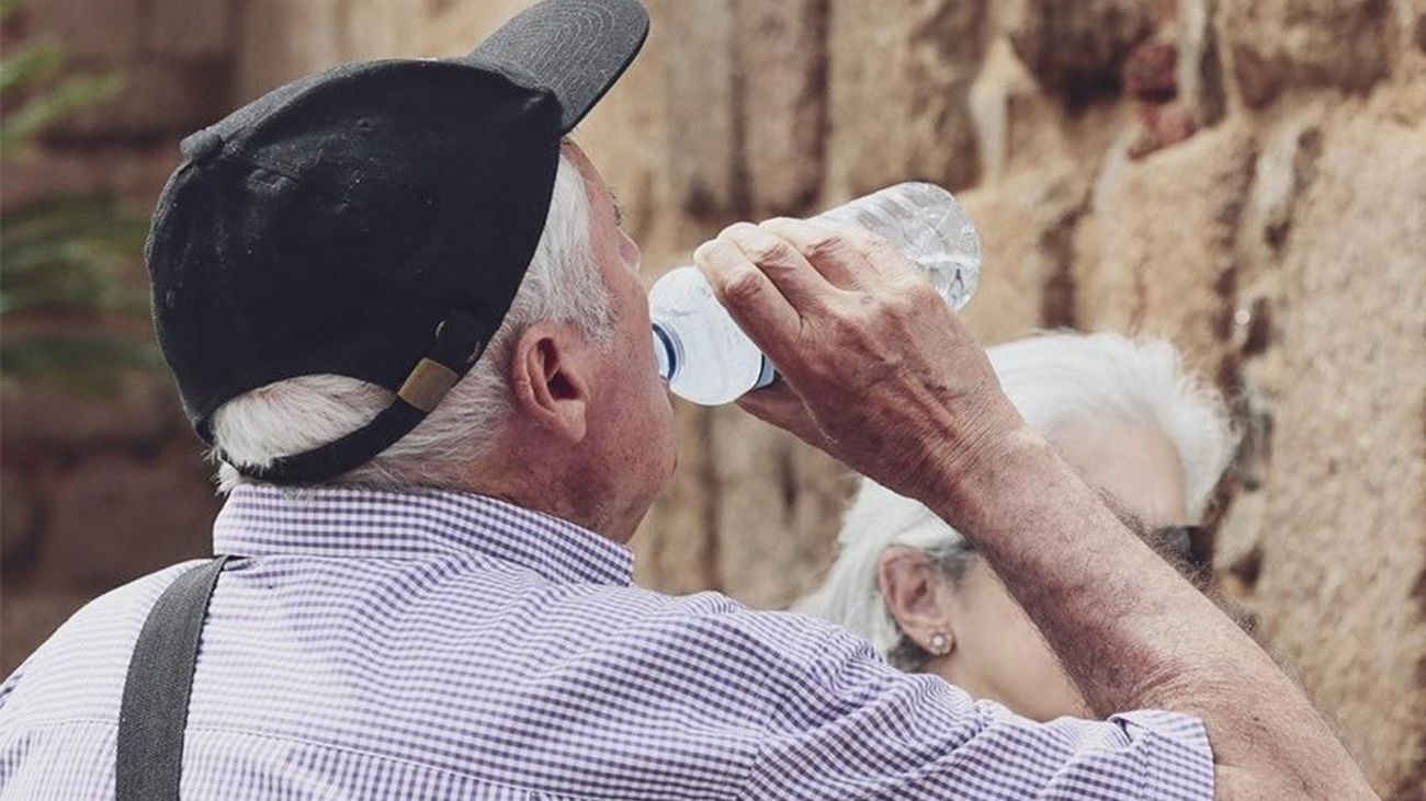 Una persona mayor bebiendo agua