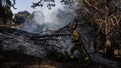 El incendio de la Sierra Oeste de Madrid sigue estabilizado mientras se extinguen los últimos puntos calientes