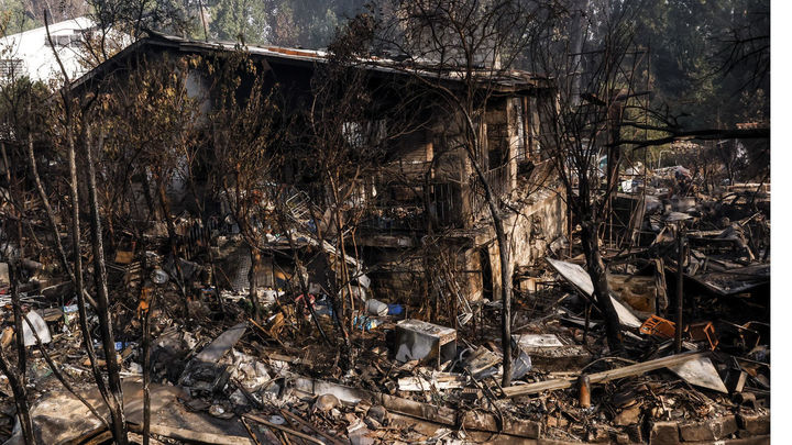 Vivienda calcinada en Pelayos de la Presa / EFE