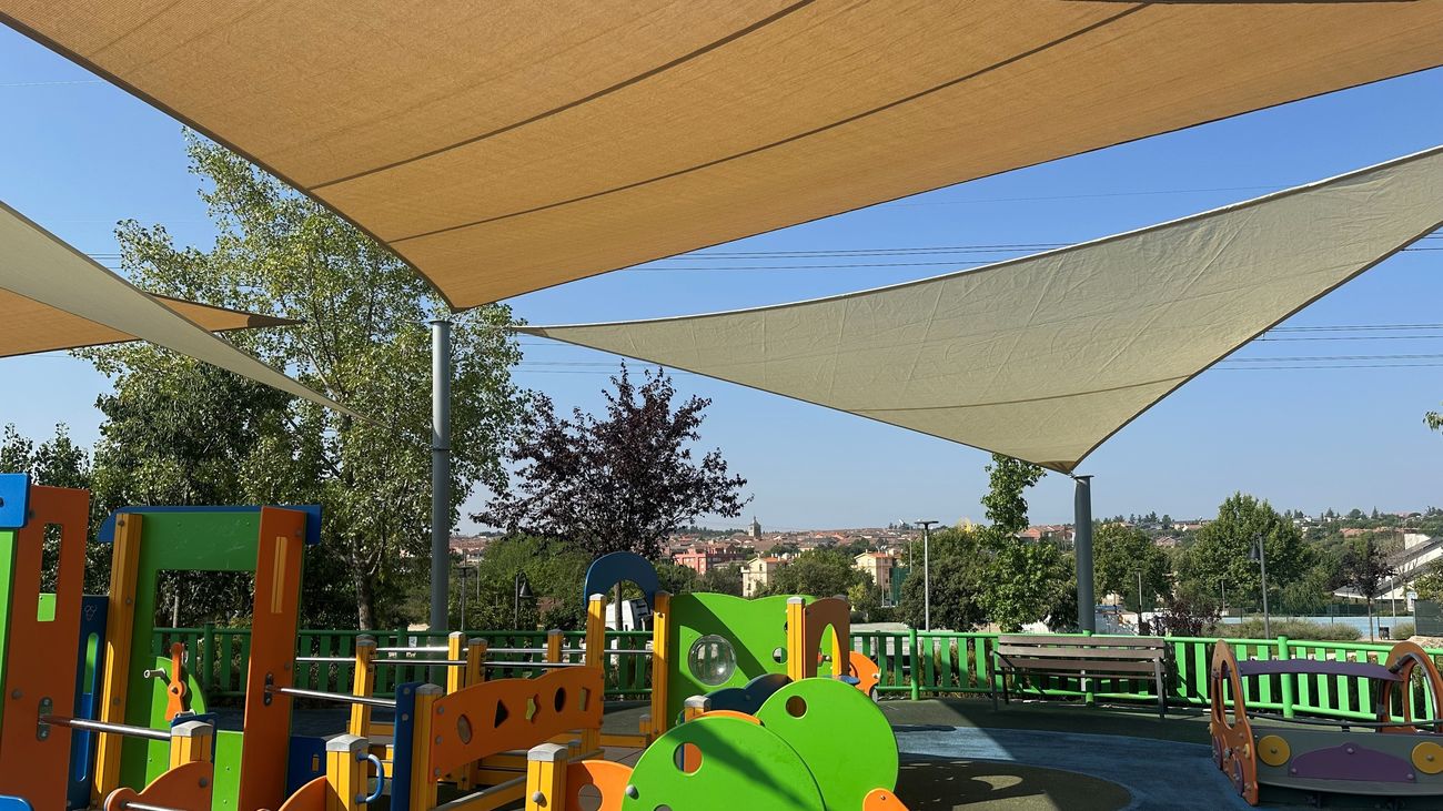 Lonas en un parque infantil de Galapagar