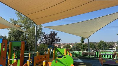 Galapagar crea 300 metros cuadrados de sombra para un parque infantil