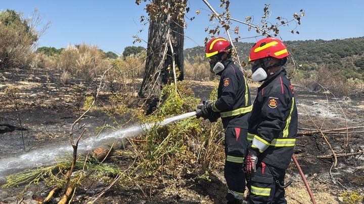 40 dotaciones y cinco medios aéreos siguen las labores de extinción del fuego en la Sierra Oeste