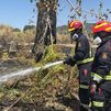 40 dotaciones y cinco medios aéreos siguen las labores de extinción del fuego en la Sierra Oeste