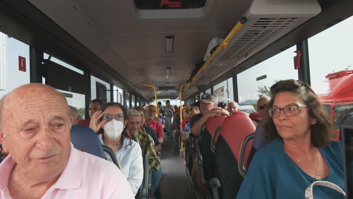 Desalojados por el incendio en la sierra oeste regresan a sus casas en un autobús interurbano / TELEMADRID