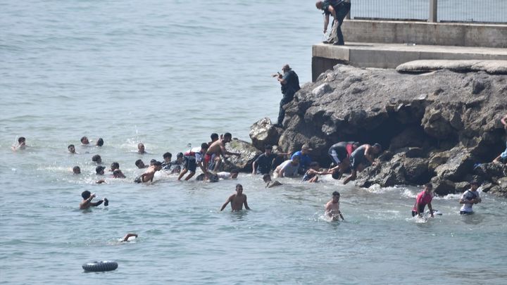 La nueva crisis migratoria en Ceuta desborda a las autoridades que piden ayuda al Gobierno