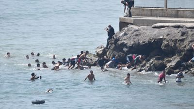 La nueva crisis migratoria en Ceuta desborda a las autoridades que piden ayuda al Gobierno
