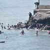 La nueva crisis migratoria en Ceuta desborda a las autoridades que piden ayuda al Gobierno