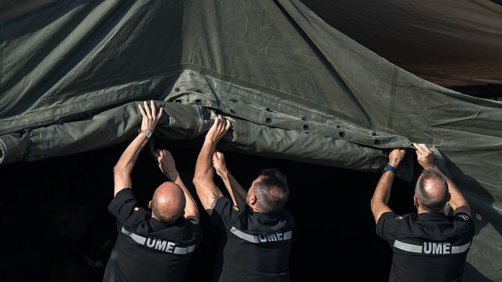 Agentes de la Unidad Militar de Emergencias montan una carpa en el Puesto de Mando Avanzado (PMA) por los incendios forestales de Madrid, en Navalcarnero / EUROPA PRESS