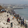 Miles de jóvenes marroquíes llegaron este jueves a la frontera entre Castillejos (Marruecos) y Ceuta para tratar de cruzar la valla que separa las dos ciudades