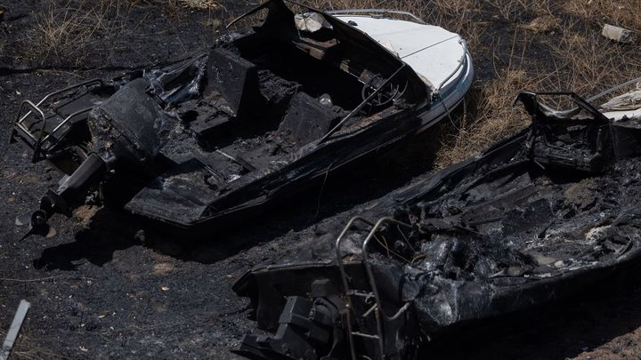 Embarcaciones calcinadas cerca del pantano de San Juan, tras el paso del incendio / EUROPA PRESS
