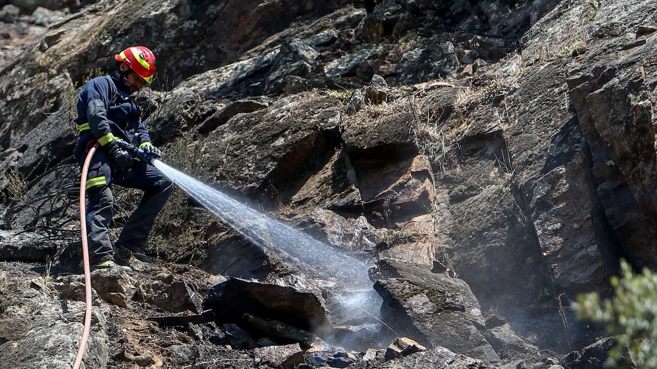 Un bombero trabaja en el entorno del Pantano de San Juan