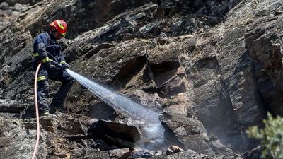 Los bomberos mantienen la vigilancia en todo el perímetro del incendio, con especial atención al Pantano de San Juan por nuevos rebrotes