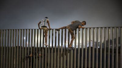 Centenares de migrantes comienzan a regresar de Ceuta a Marruecos, mientras se elevan a 24 los fallecidos