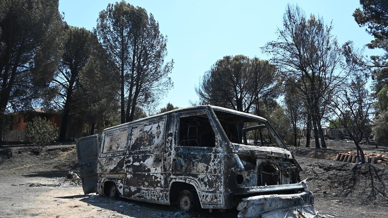 Veinte dotaciones terrestres y 9 medios aéreos refrescan la zona del incendio en Madrid