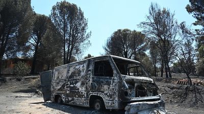 Veinte dotaciones terrestres y 9 medios aéreos refrescan la zona del incendio en Madrid
