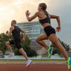 Un hombre y una mujer corriendo en una pista de atletismo