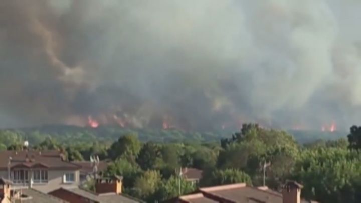 Desalojada una urbanización tras una posible reactivación del incendio del Burhogondo en Ávila
