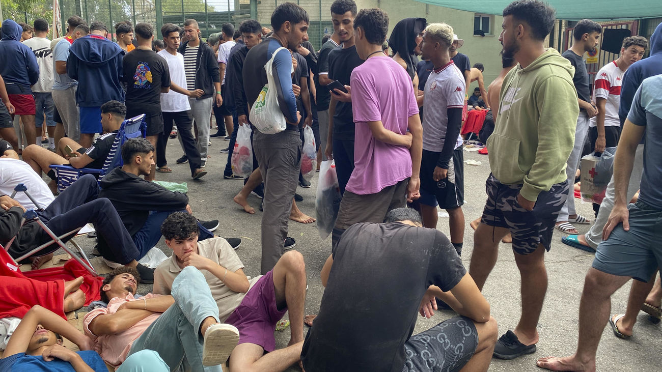 Migrantes a las puertas del Ceti de Ceuta