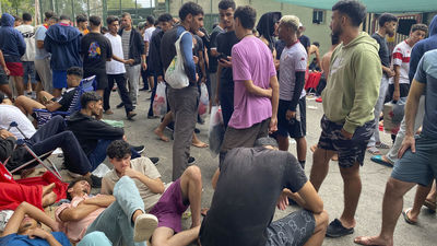 Varios migrantes acampados fuera del CETI de Ceuta  intentan asaltar el recinto a la fuerza