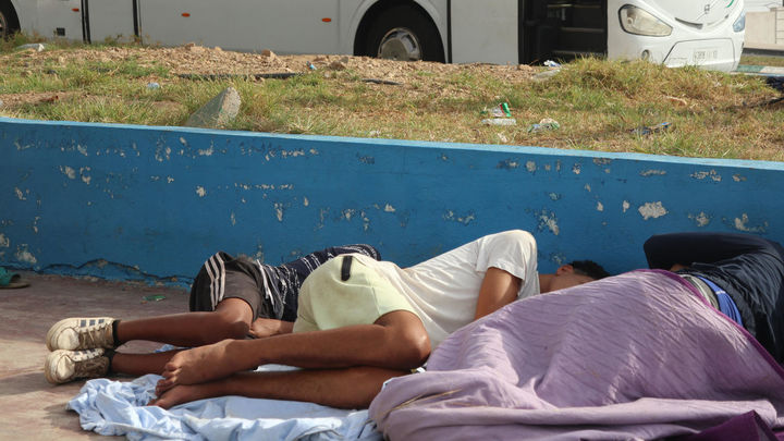 Cesa el flujo de migrantes entrando a Ceuta mientras Policía y Ejército tratan de llevar a los que quedan a la frontera