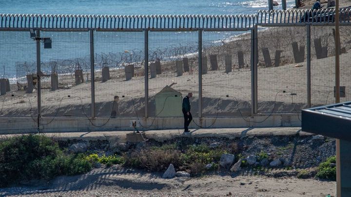 Así es la línea de boyas instalada en Ceuta como barrera de contención: facilitadas por la Armada y de un metro de profundidad