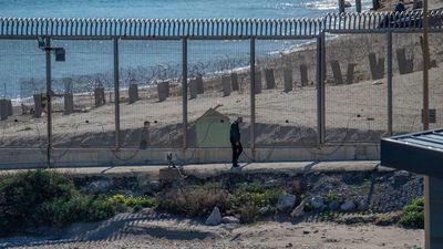 Así es la línea de boyas instalada en Ceuta como barrera de contención: facilitadas por la Armada y de un metro de profundidad