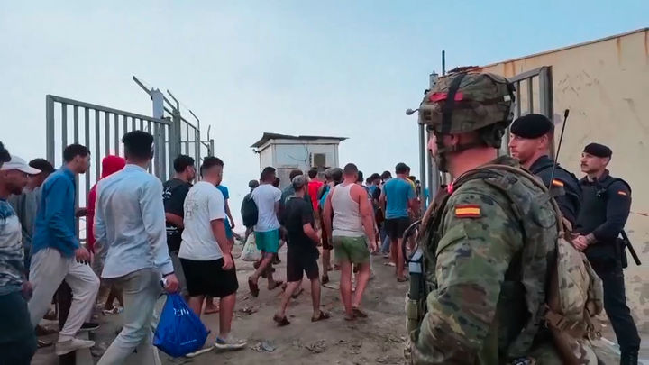 Miles de migrantes  deambulan por las calles de Ceuta que sigue  "lejos de la normalidad"
