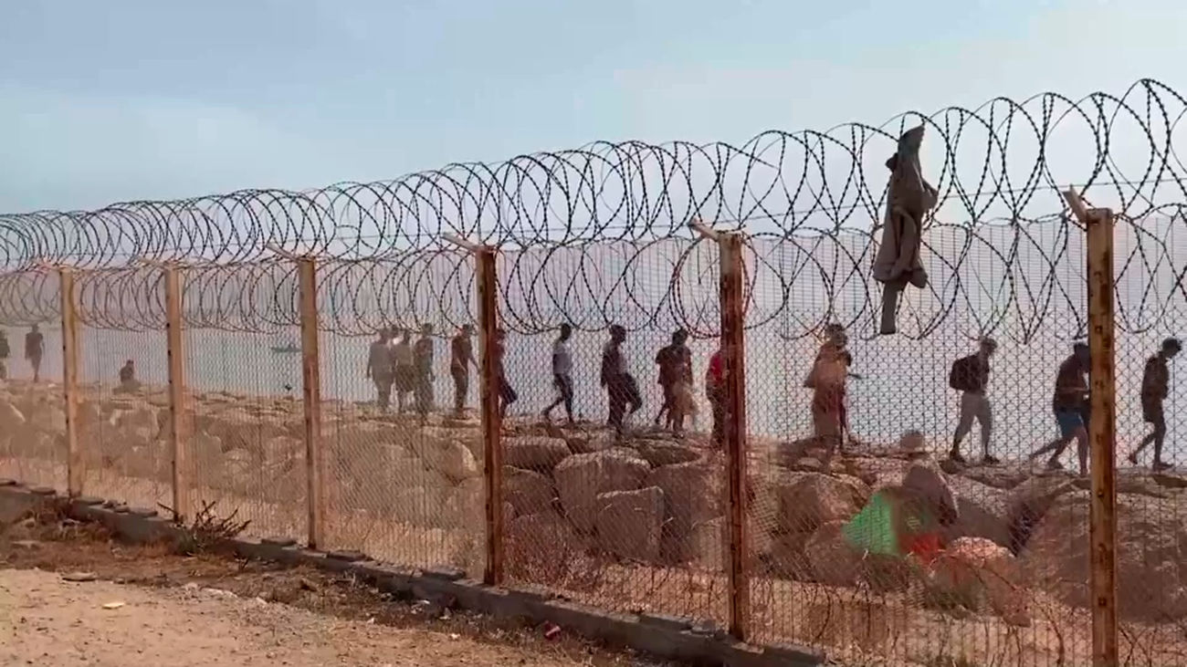 El CNI avisó con varios informes al Gobierno de una posible avalancha migratoria en Ceuta y Melilla