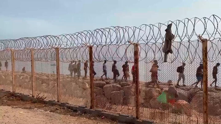El CNI avisó con varios informes al Gobierno de una posible avalancha migratoria en Ceuta y Melilla