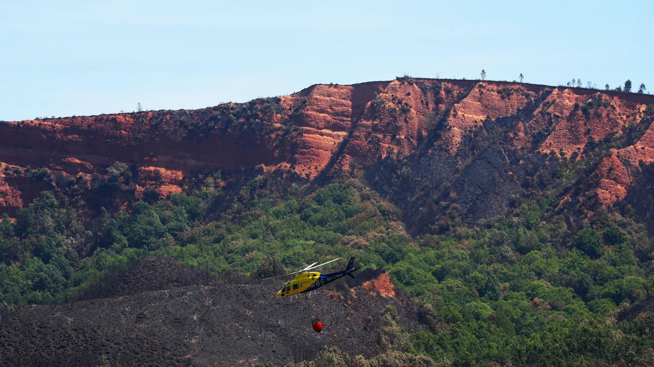 Medios aéreos trabajan en el incendio forestal de Veguellina, en el municipio de Villafranca del Bierzo