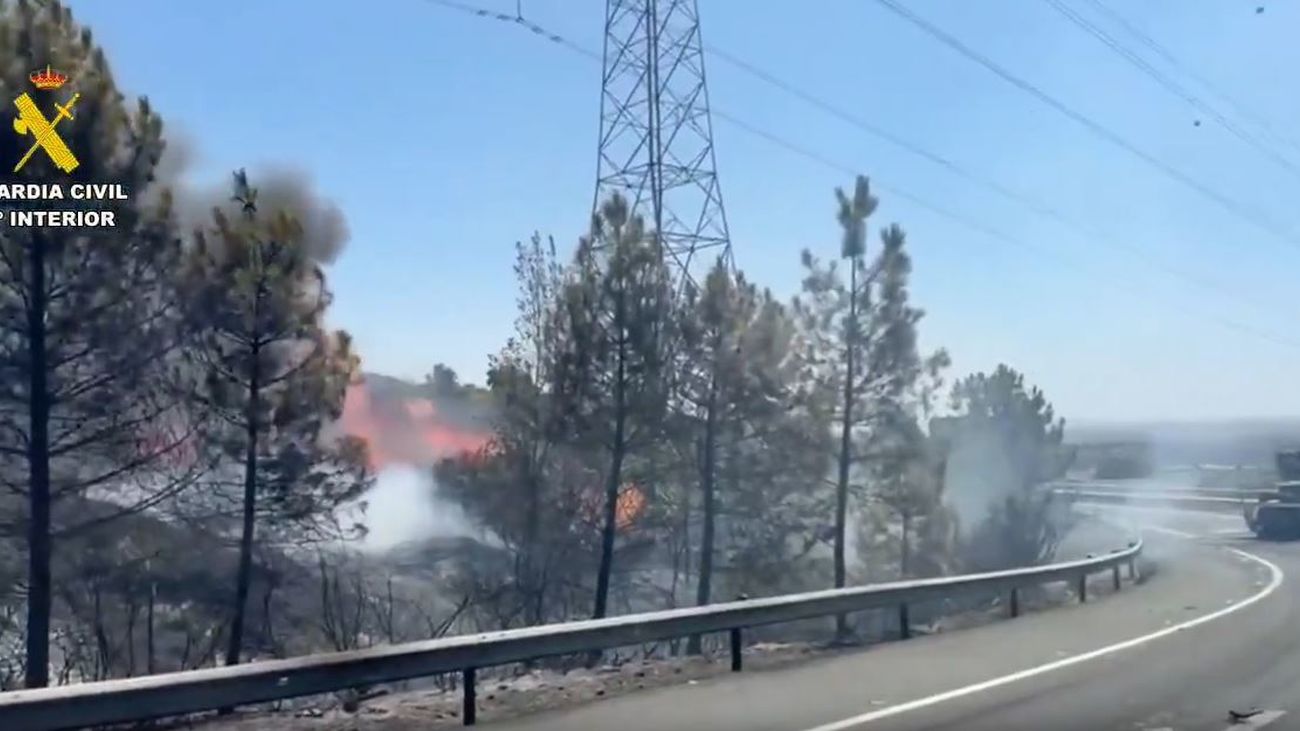 Incendio forestal en Cáceres tras salir un camión ardiendo