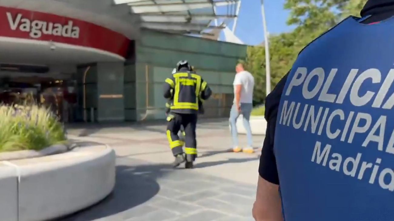 Policía y Bomberos en el centro comercial La Vaguada en Madrid