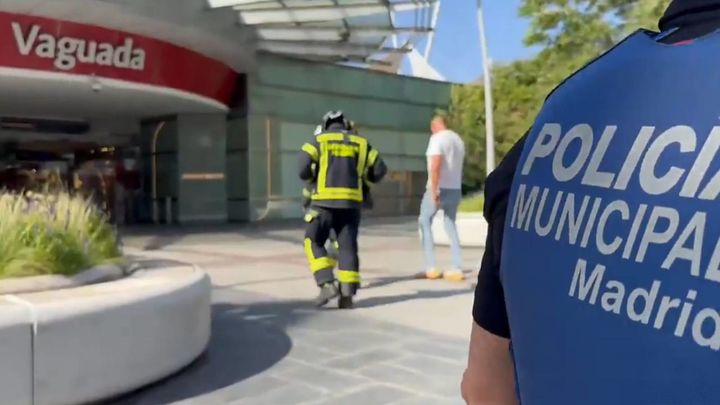 Policía y Bomberos en el centro comercial La Vaguada en Madrid